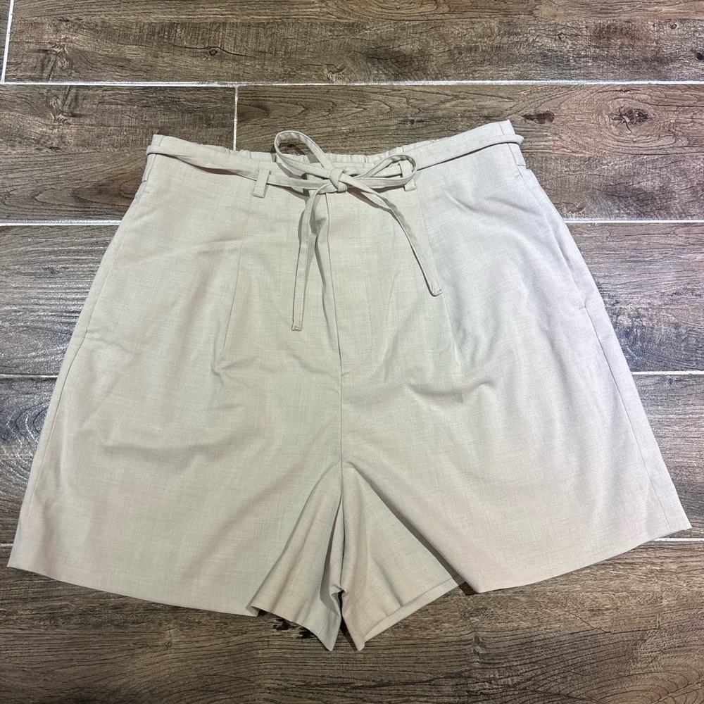 Uniqlo High-Waist Tie-Front Women's Shorts in Light Beige